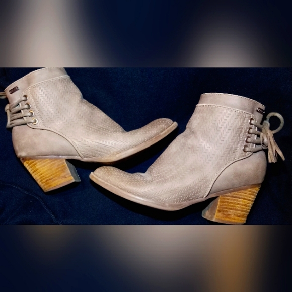 'Roxy' Boots. - Picture 2 of 3